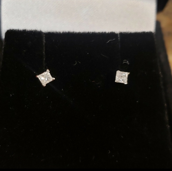 14k solid gold geniune diamond solitaire stud earings - Picture 5 of 9